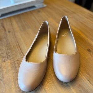 Naturalizer Maxwell ballet flats in nude leather size 10.5
Like New
No Box
